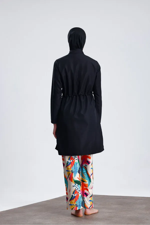 Maillot de bain une pièce en tissu parachute avec fermeture éclair, pantalon en lycra à motifs et tissu déperlant.