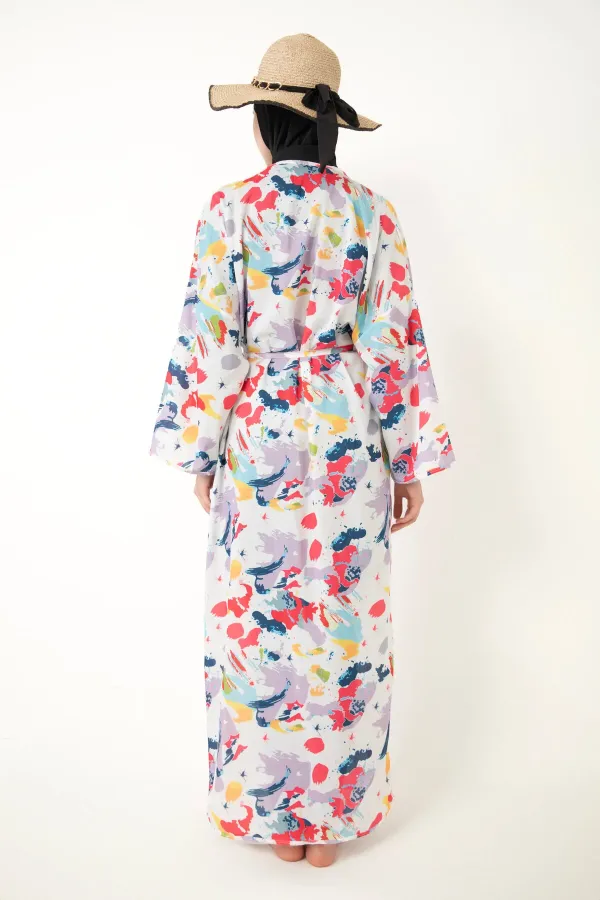 Paréo à motifs à porter par-dessus un maillot de bain couvrant.