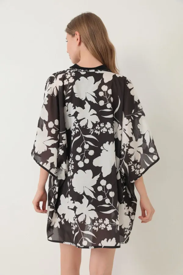 Paréo, robe de plage, kimono à motifs