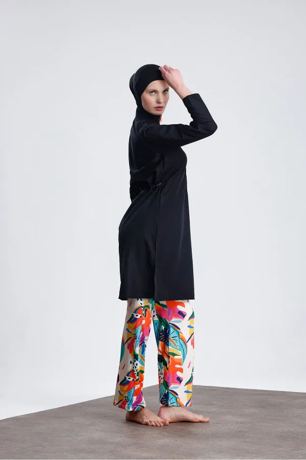 Maillot de bain une pièce en tissu parachute avec fermeture éclair, pantalon en lycra à motifs et tissu déperlant.