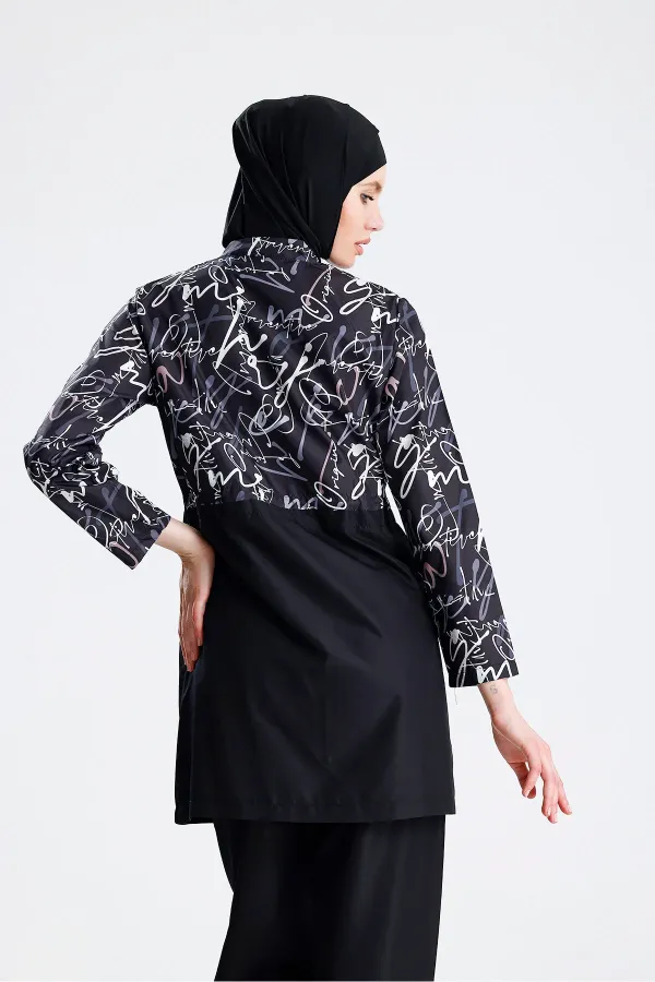 Maillot de bain une pièce imperméable en tissu parachute. Chapeau de paille non inclus. Inscription noire.