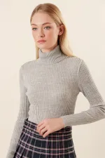 Pull à col roulé en maille grise 10311