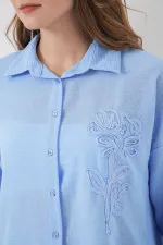 Chemise oversize brodée pour femme 20338 - Bleue