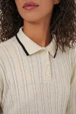 Ensemble deux pièces pour femme : pull à col roulé et jupe en maille - Crème (réf. 15907)