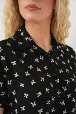 Chemise à manches courtes à motifs pour femme 20310 - Noire