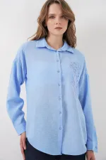 Chemise oversize brodée pour femme 20338 - Bleue