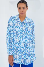 Chemise oversize en satin à motifs bleus et blancs pour femme 3985