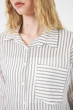 Kadın Tek Cepli Çizgili Oversize Gömlek 20375 - Beyaz Kadın Tek Cepli Çizgili Oversize Gömlek 20375 - Beyaz