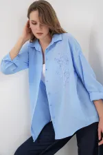 Chemise oversize brodée pour femme 20338 - Bleue