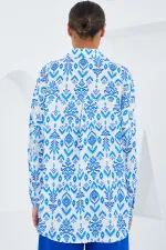 Chemise oversize en satin à motifs bleus et blancs pour femme 3985