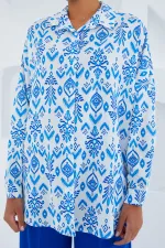 Chemise oversize en satin à motifs bleus et blancs pour femme 3985