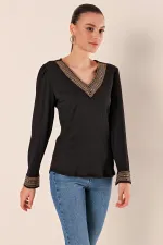 0466 Embroidered V-Neck Knitted Blouse - Black
