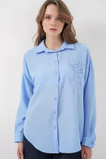 Chemise oversize brodée pour femme 20338 - Bleue
