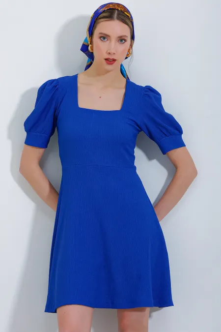 Robe courte en maille à col carré Saxon pour femme