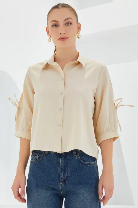 Chemise courte beige à manches détaillées pour femme 20246