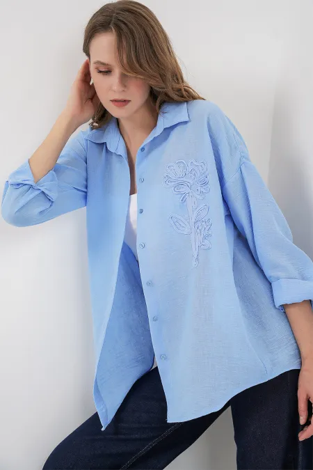 Chemise oversize brodée pour femme 20338 - Bleue