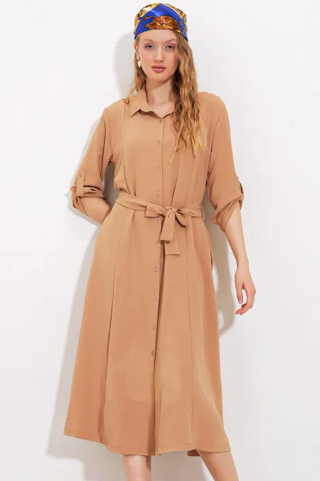 Robe-chemise camel ceinturée pour femme 2442