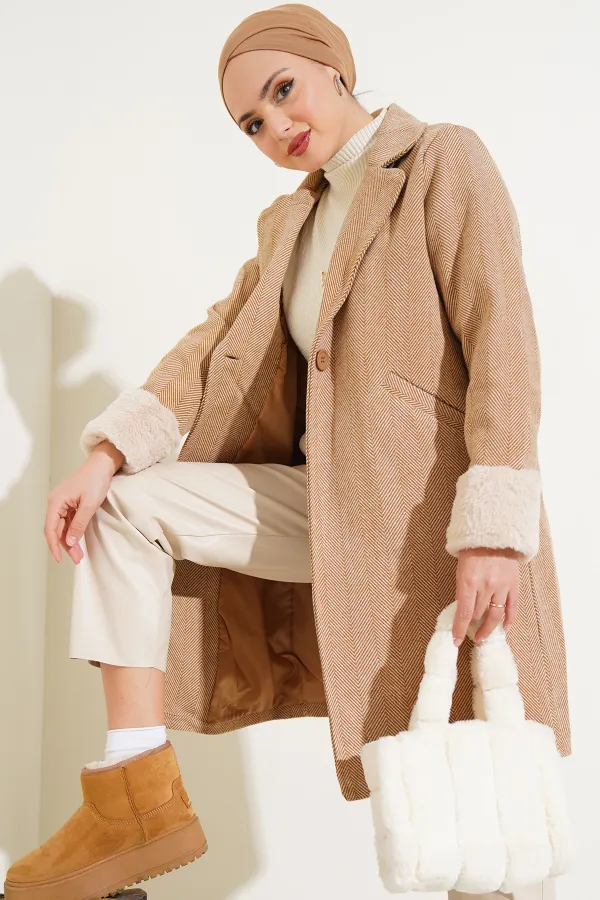 Manteau en cachemire à chevrons et manches à plumes pour femme 9145 - Biscuit