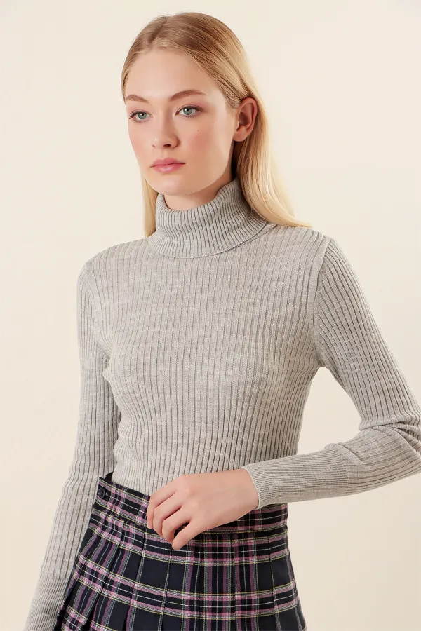 Pull à col roulé en maille grise 10311