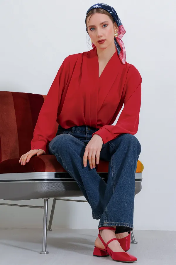 Kadın Kırmızı Kruvaze Yaka Dökümlü Saten Bluz 0492
