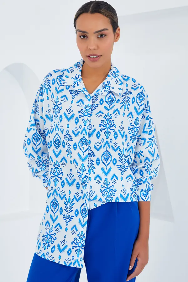 Chemise oversize en satin à motifs bleus et blancs pour femme 3985