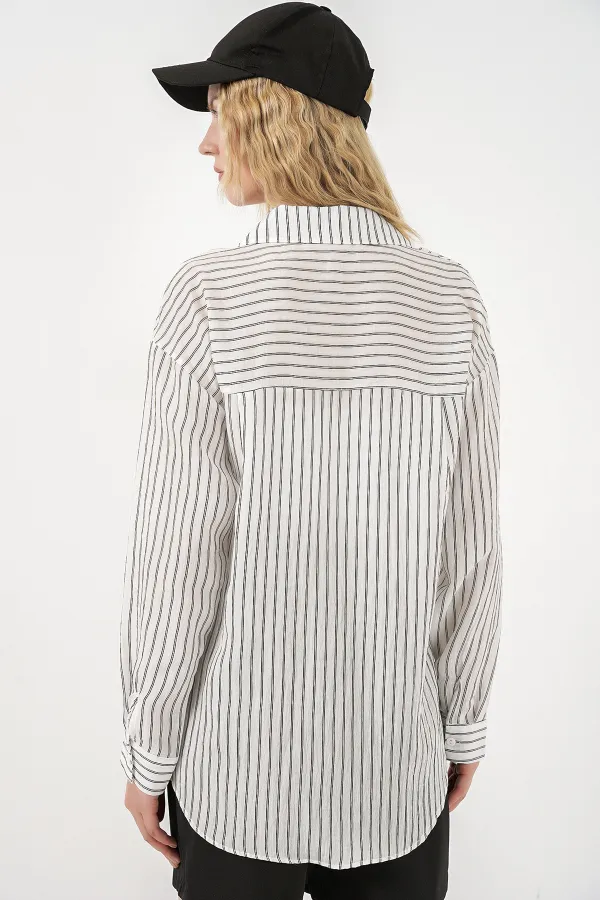 Kadın Tek Cepli Çizgili Oversize Gömlek 20375 - Beyaz Kadın Tek Cepli Çizgili Oversize Gömlek 20375 - Beyaz