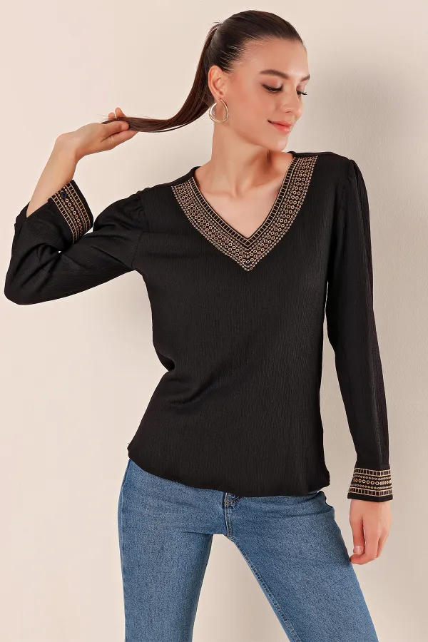 0466 Embroidered V-Neck Knitted Blouse - Black