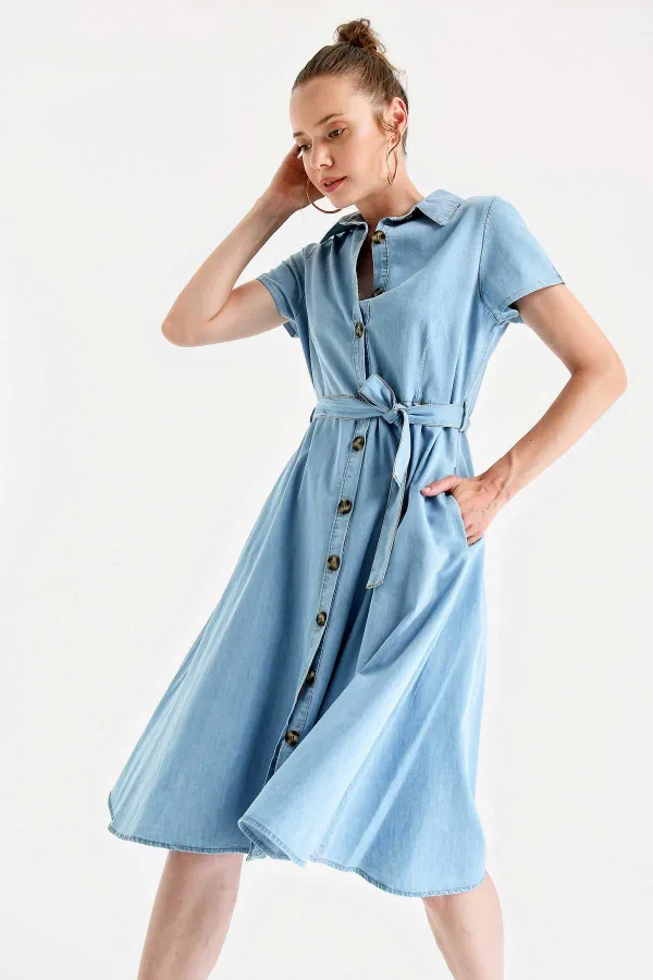 1677 Boydan Düğmeli Kuşaklı Kot Elbise - Mavi