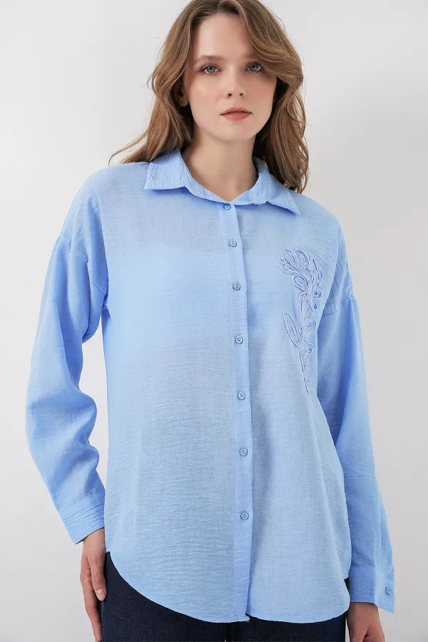 Chemise oversize brodée pour femme 20338 - Bleue