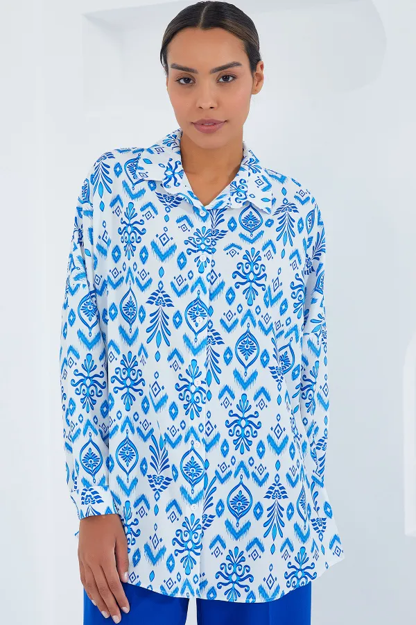 Chemise oversize en satin à motifs bleus et blancs pour femme 3985