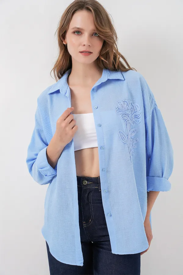 Chemise oversize brodée pour femme 20338 - Bleue