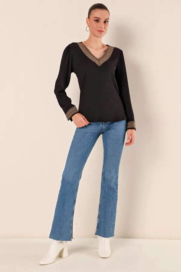 0466 Embroidered V-Neck Knitted Blouse - Black