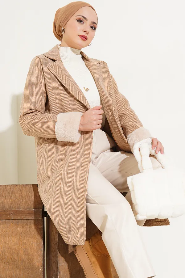 Manteau en cachemire à chevrons et manches à plumes pour femme 9145 - Biscuit