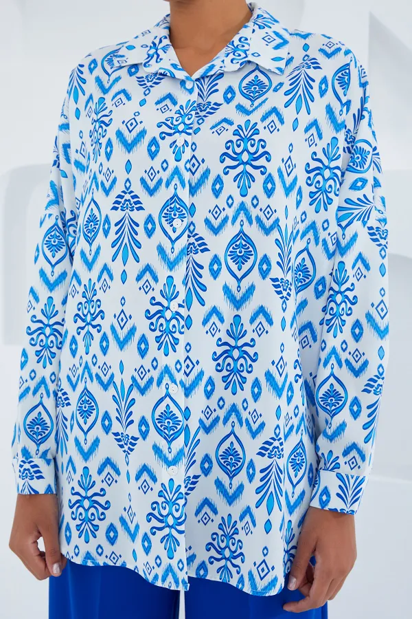 Chemise oversize en satin à motifs bleus et blancs pour femme 3985