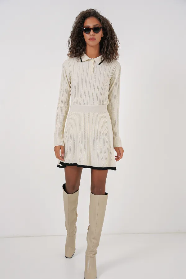 Ensemble deux pièces pour femme : pull à col roulé et jupe en maille - Crème (réf. 15907)