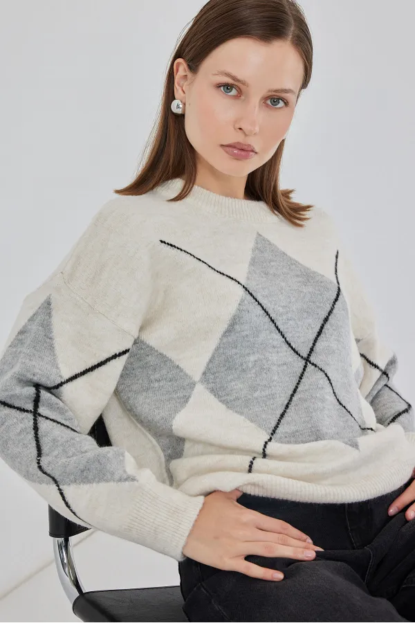 15895 Oversized Knitwear Sweater with Diamond Pattern - M. Cream