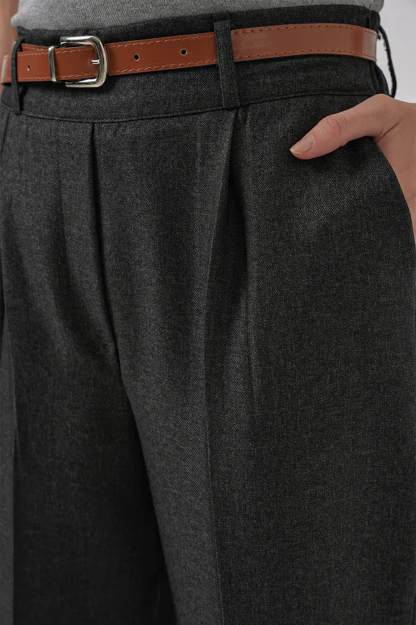 6686 Kadın Pileli Kemerli Kumaş Pantolon - Füme