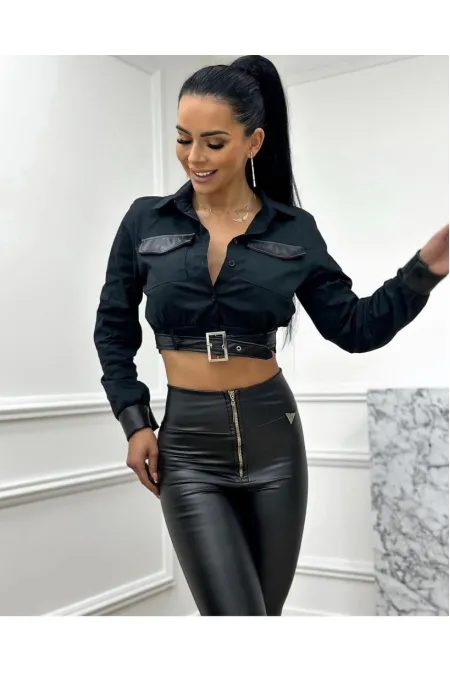 Chemise noire avec ceinture apparente.