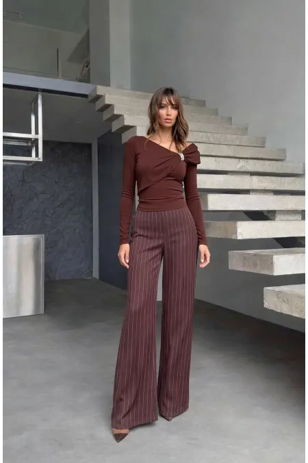 Aksesuar Detaylı Dökümlü Bluz - Kahve