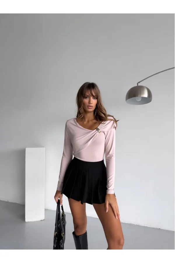 Chemisier drapé orné d'accessoires - Beige