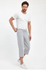 Short bermuda gris pour homme, longueur genou, style capri, avec poches latérales et taille élastique ajustable.
