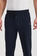 Pantalon de survêtement bleu marine pour homme, fermeture éclair, poches, détails brodés, coupe droite et décontractée, modèle MTLCE107