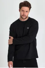 Sweat-shirt noir à col rond double pour homme, coupe décontractée standard, orné d'un imprimé.