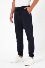 Lot de 3 pantalons de jogging épais pour homme (noir, marine et anthracite), avec poches arrière, chevilles élastiques, coupe classique, sans armature.