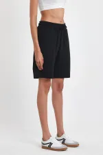 Kadın Rahat Kesim Beli Lastikli Mevsimlik Yumuşak Kumaş Cepli Siyah Uzun Bermuda Şort MTLCB91