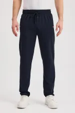 Pantalon de survêtement bleu marine pour homme, fermeture éclair, poches, détails brodés, coupe droite et décontractée, modèle MTLCE107