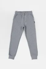 Lot de 4 bas de survêtement pour garçon en coton épais, taille élastique et poches sur les jambes, coloris noir, bleu marine, anthracite et gris.