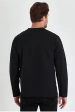 Sweat-shirt noir à col rond double pour homme, coupe décontractée standard, orné d'un imprimé.