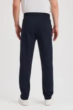 Pantalon de survêtement bleu marine pour homme, fermeture éclair, poches, détails brodés, coupe droite et décontractée, modèle MTLCE107