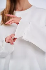 Sweat-shirt basique oversize en coton blanc cassé pour femme, col rond.